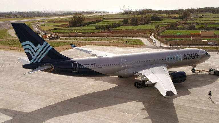 Aeronave airbus A330 da Aigle Azur em pista