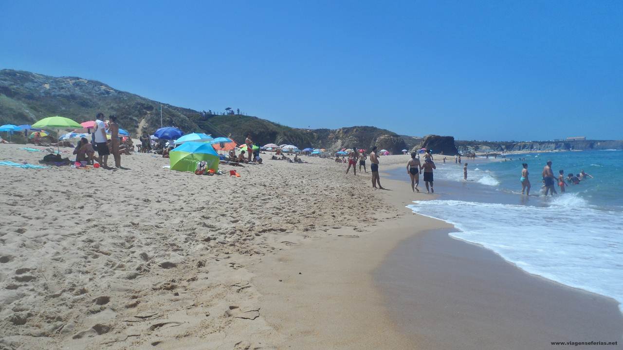 Junto ao mar na areia da praia de Almograve em Portugal