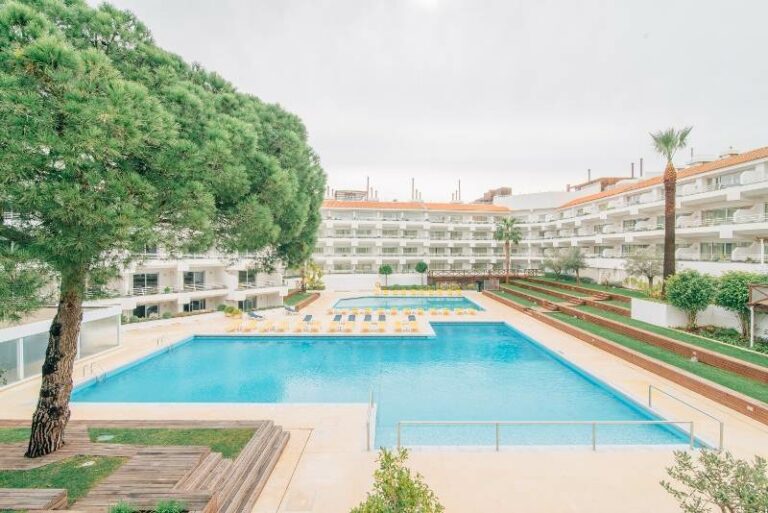 Exterior com piscina do hotel Aqualuz Lagos