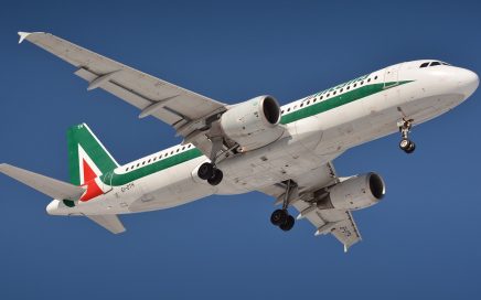 Avião da Alitalia em voo visto de baixo