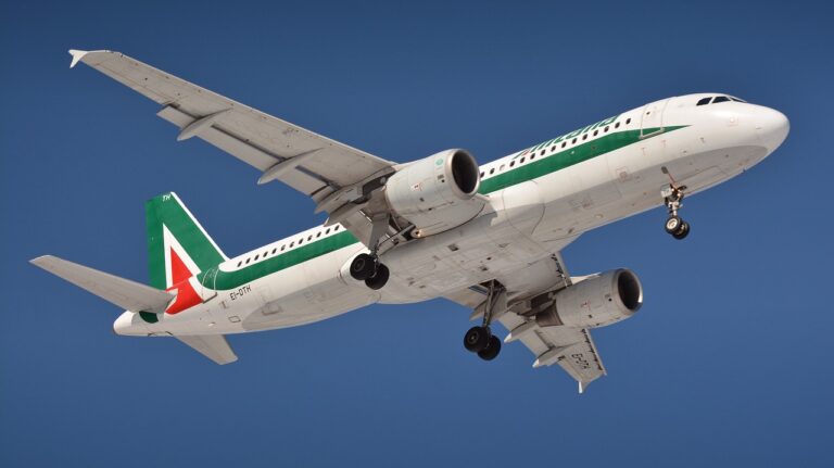 Avião da Alitalia em voo visto de baixo