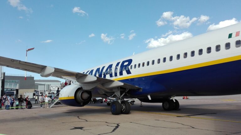 Avião da Ryanair numa pista de um aeroporto