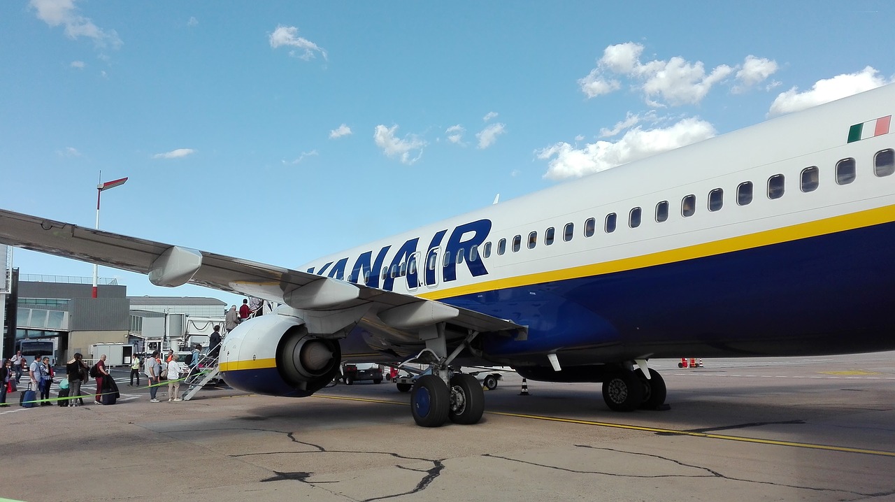 Avião da Ryanair numa pista de um aeroporto