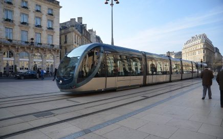 Eléctrico no centro da cidade de Bordéus em França