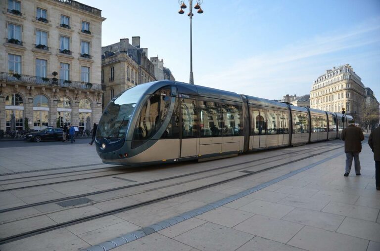 Eléctrico no centro da cidade de Bordéus em França
