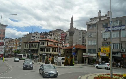 Uma rua no centro da cidade de Bursa na Turquia