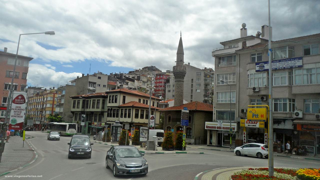 Uma rua no centro da cidade de Bursa na Turquia