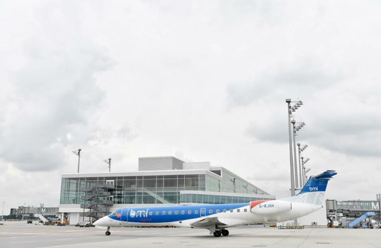 Aeronave Embraer da companhia regional Flybmi estacionado em aeroporto