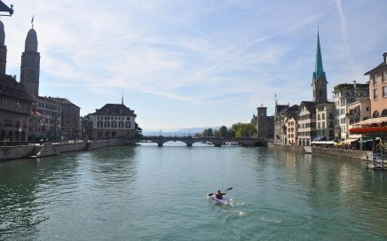 Rio Limmat na cidade de Zurique
