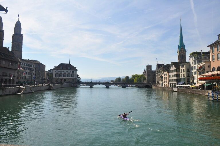 Rio Limmat na cidade de Zurique
