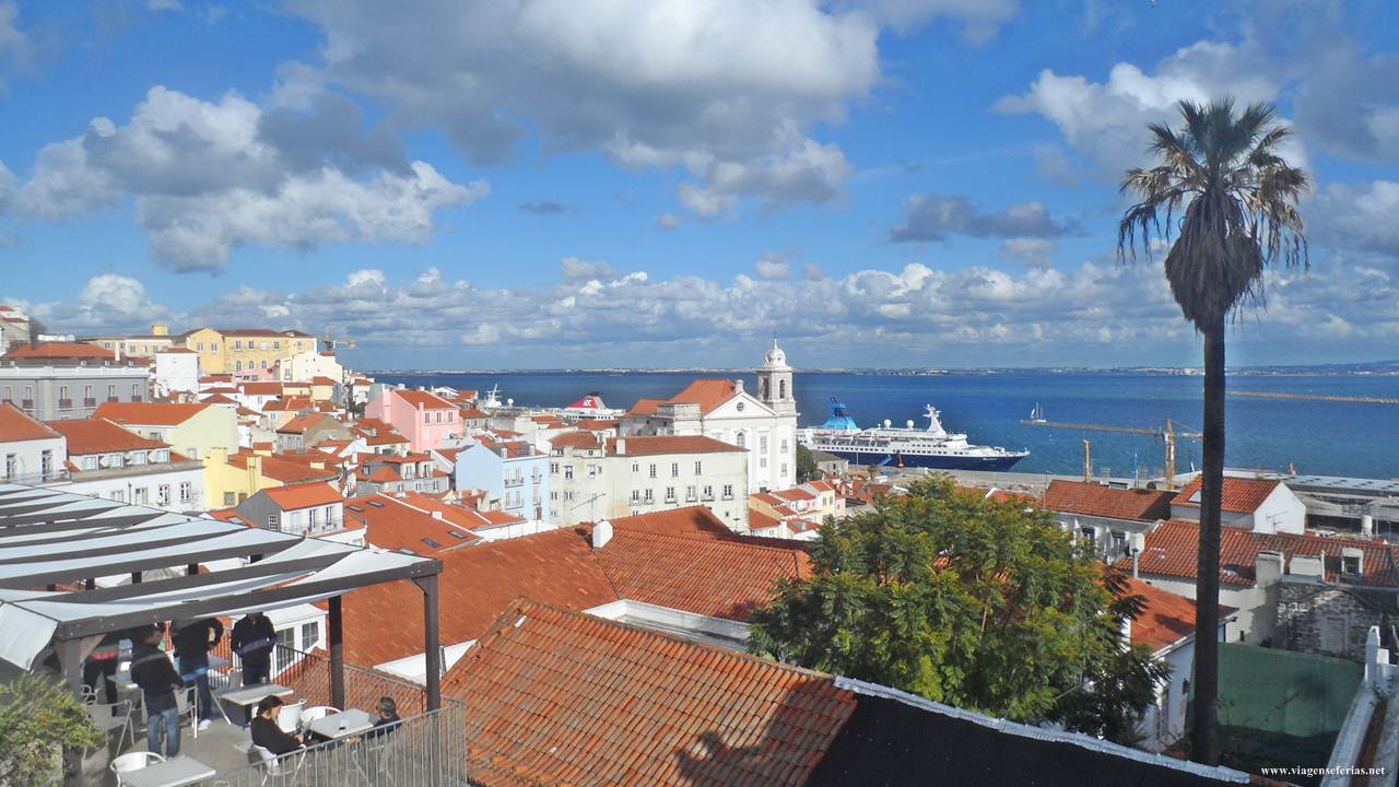 Vista de Alfama e Tejo em Lisboa desde as Portas do Sol