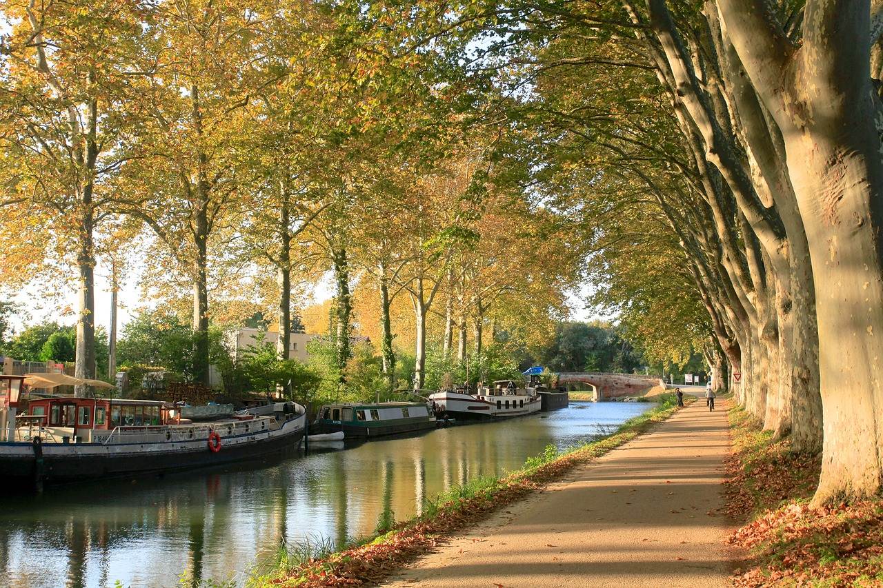 Um canal na cidade de Toulouse em França