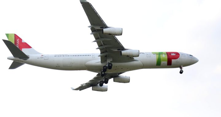 Aeronave da companhia aérea TAP Air Portugal em voo