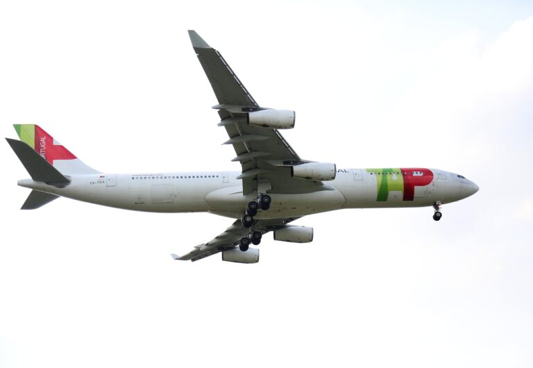 Aeronave da companhia aérea TAP Air Portugal em voo