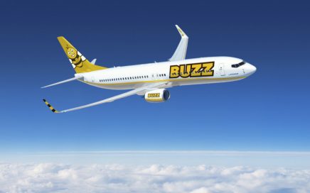 Uma aeronave com as marcas e cores da companhia low cost polaca Buzz