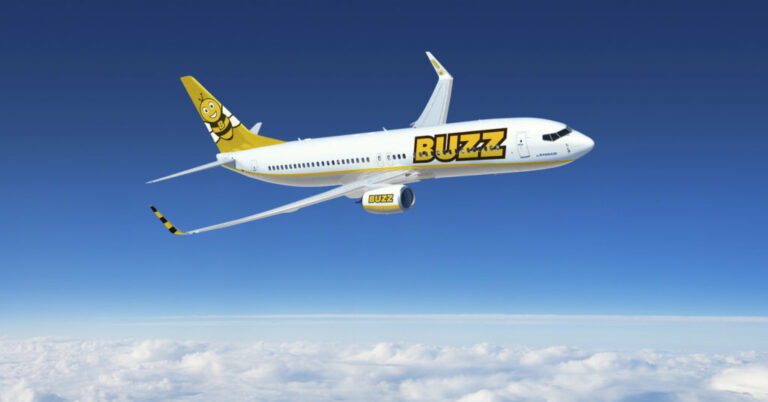Uma aeronave com as marcas e cores da companhia low cost polaca Buzz