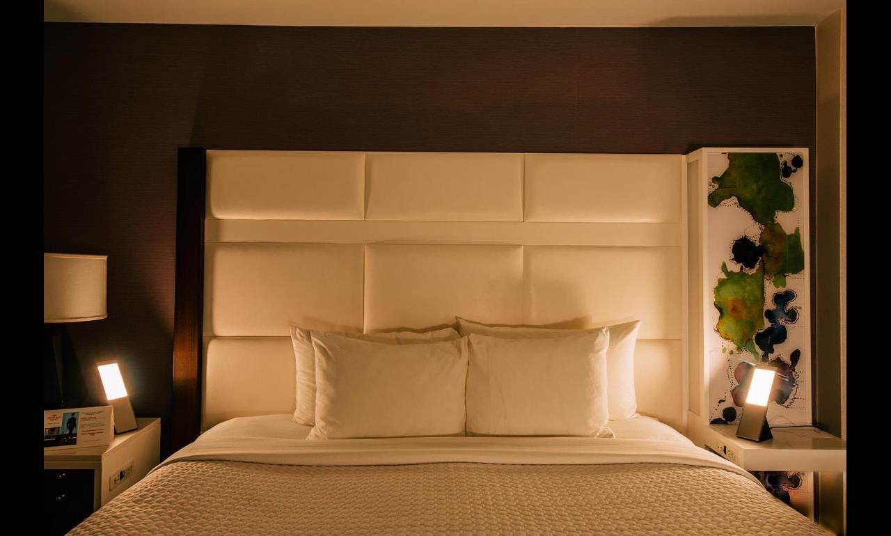 Luzes para ajudar a dormir no hotel Crowne Plaza