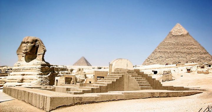 Pirâmides de Gizé e Grande Esfinge perto do Cairo no Egipto