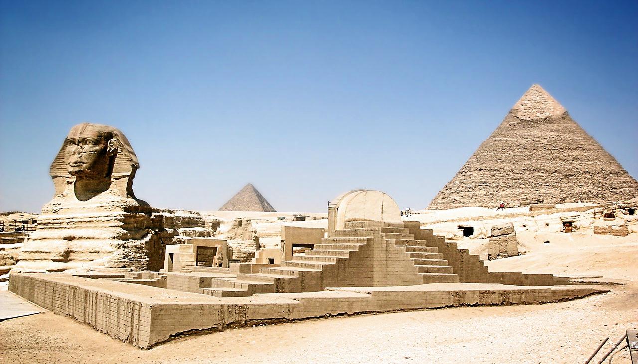Pirâmides de Gizé e Grande Esfinge perto do Cairo no Egipto