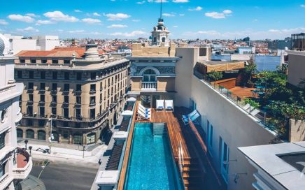 Vista da piscina do hotel Iberostar Las Letras Gran Vía em Madrid