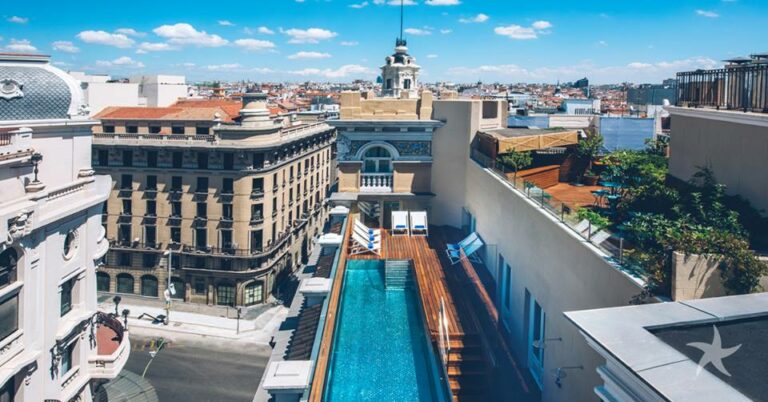 Vista da piscina do hotel Iberostar Las Letras Gran Vía em Madrid