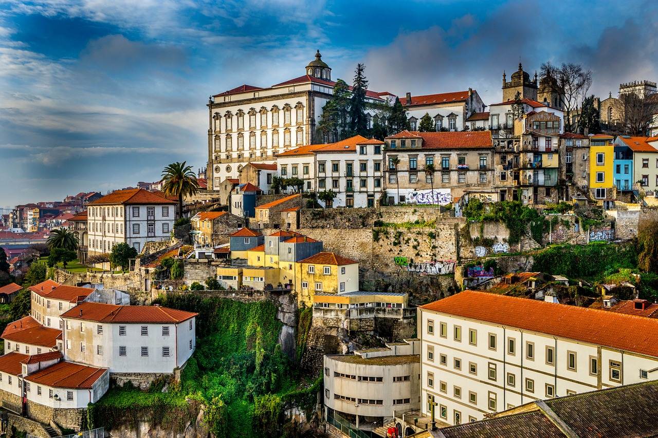 Vista de uma escarpa da cidade do Porto em portugal