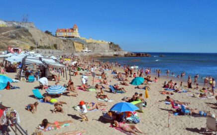 Uma praia cheia de turistas em Portugal