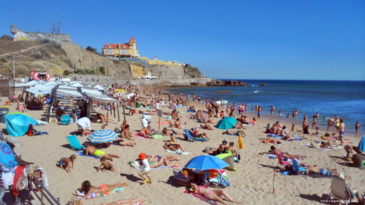 Uma praia cheia de turistas em Portugal