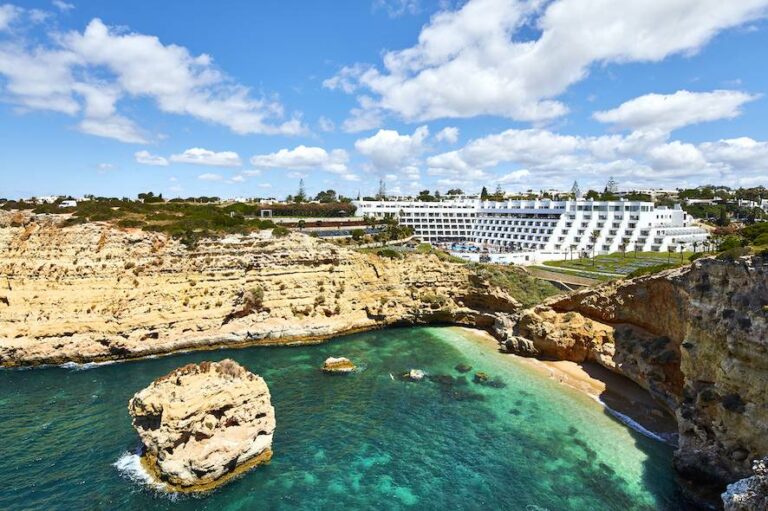Hotel Tivoli Carvoeiro visto de frente com as falésia e o mar
