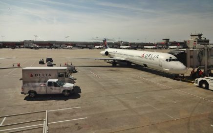 Uma aeronave da Delta Air Lines estacionada num aeroporto