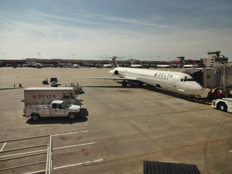 Uma aeronave da Delta Air Lines estacionada num aeroporto