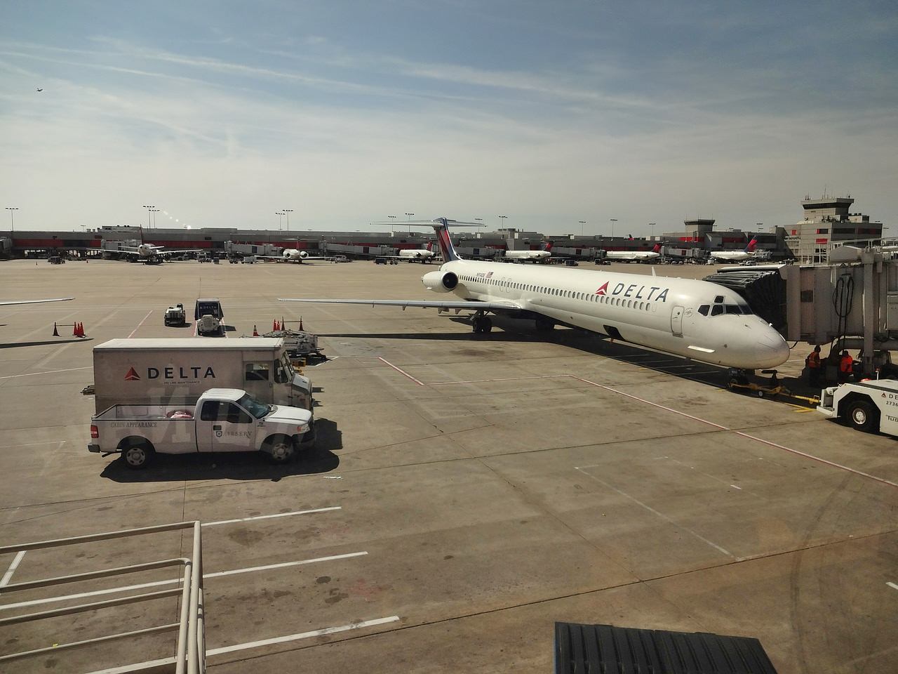 Uma aeronave da Delta Air Lines estacionada num aeroporto