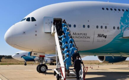 Aeronave da companhia Hi Fly com tripulação de cabine na escada