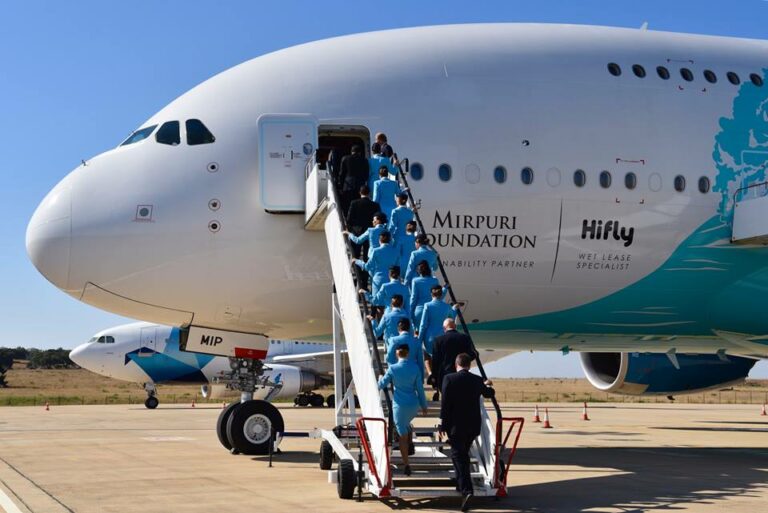Aeronave da companhia Hi Fly com tripulação de cabine na escada