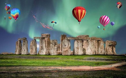 Stonehenge no Reino Unido com espectáculo aéreo de balões