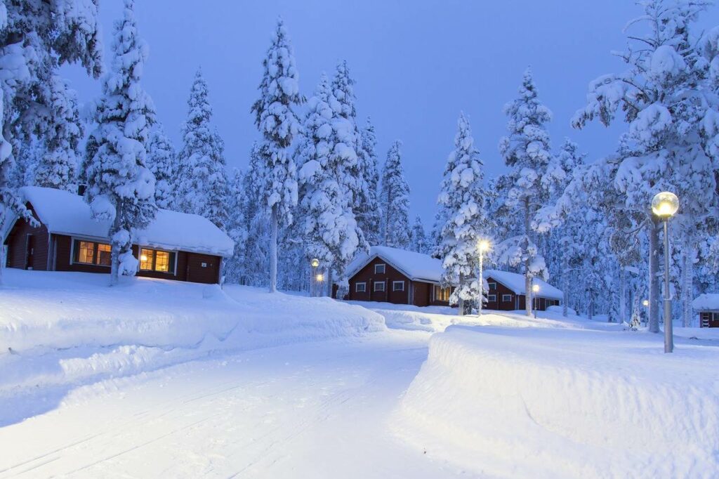 Casas típicas da Lapónia com neve na Suécia