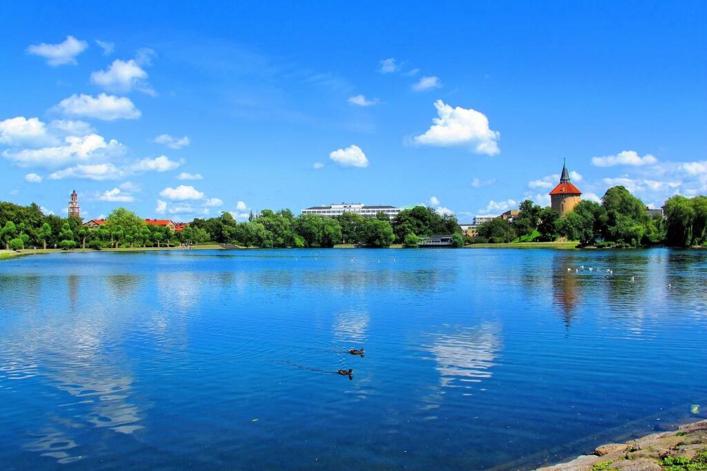 Vista de um lago e zona urbana de Malmo na Suécia