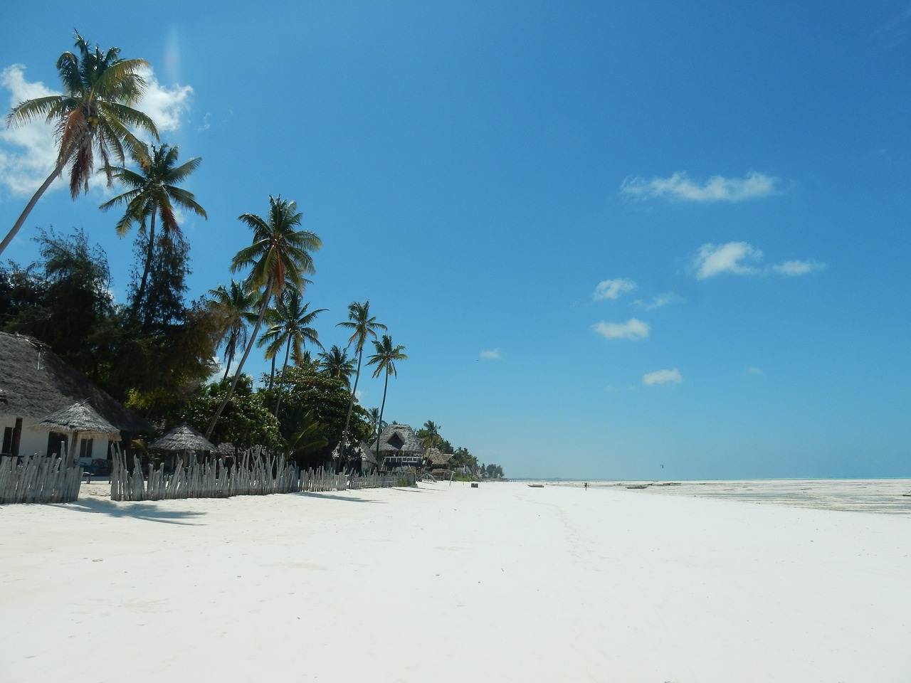 Uma praia de areia branca na ilha de Zanzibar