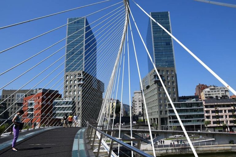 Bilbau com a ponte Zubizuri em primeiro plano
