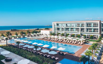 Exterior com a piscina do hotel Iberostar Lagos Algarve