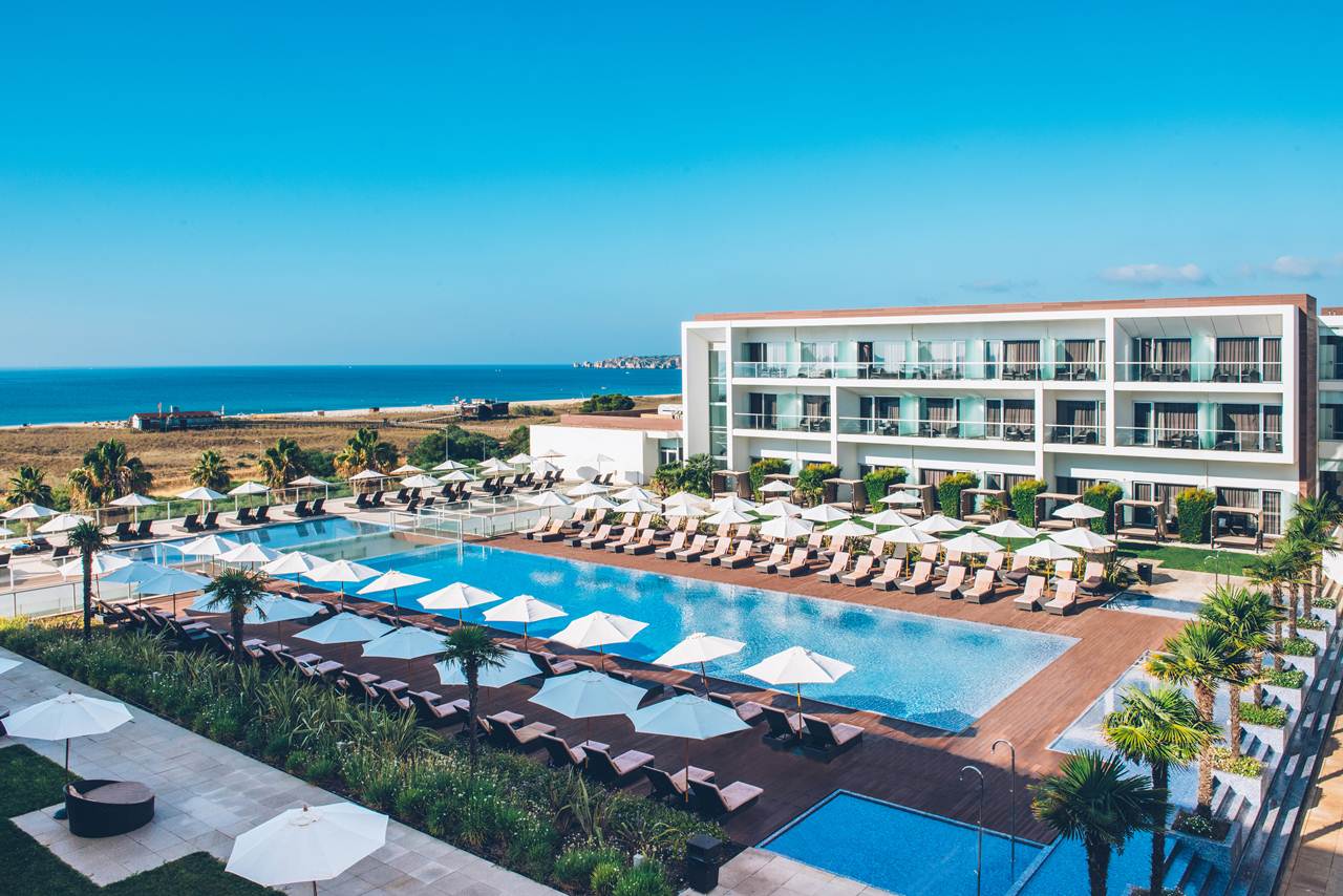 Exterior com a piscina do hotel Iberostar Lagos Algarve
