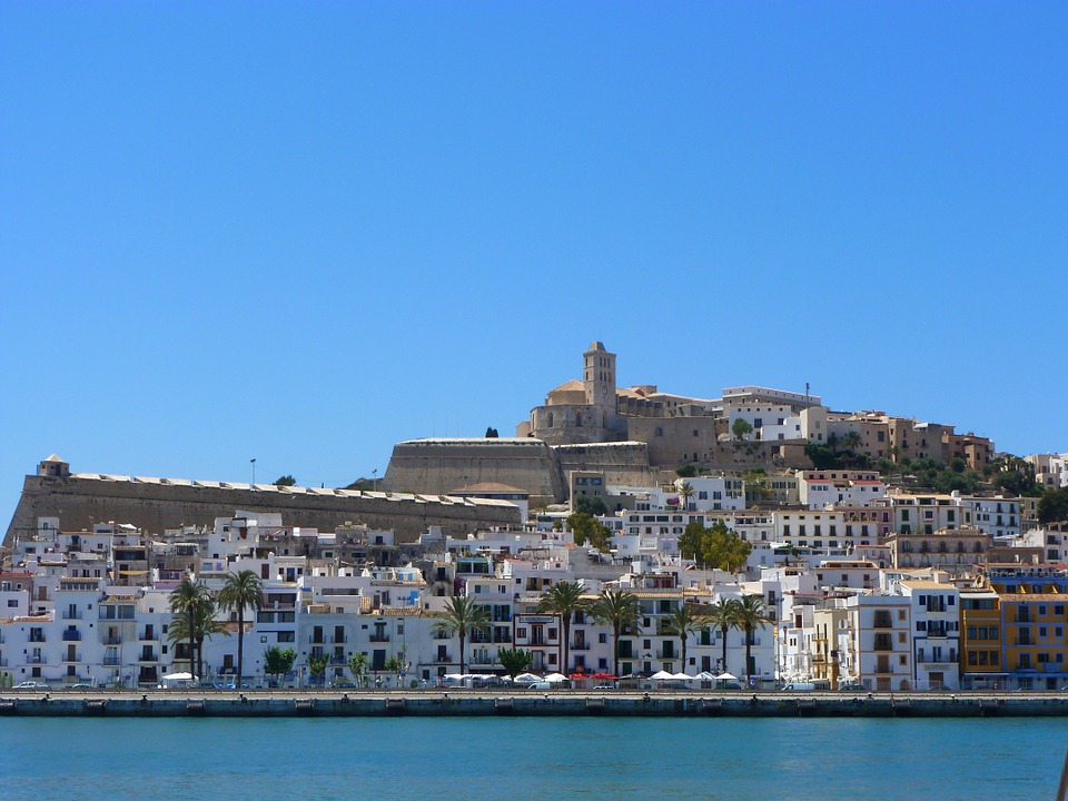 Cidade de Ibiza com o castelo no topo