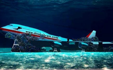 Avião B747 submergido no parque aquático do Bahrain