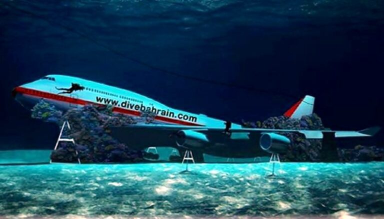Avião B747 submergido no parque aquático do Bahrain