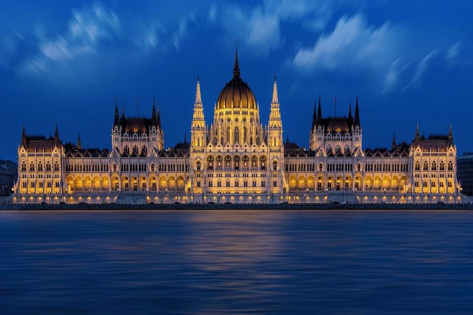 O edifício do Parlamento de Budapeste e o rio Danúbio