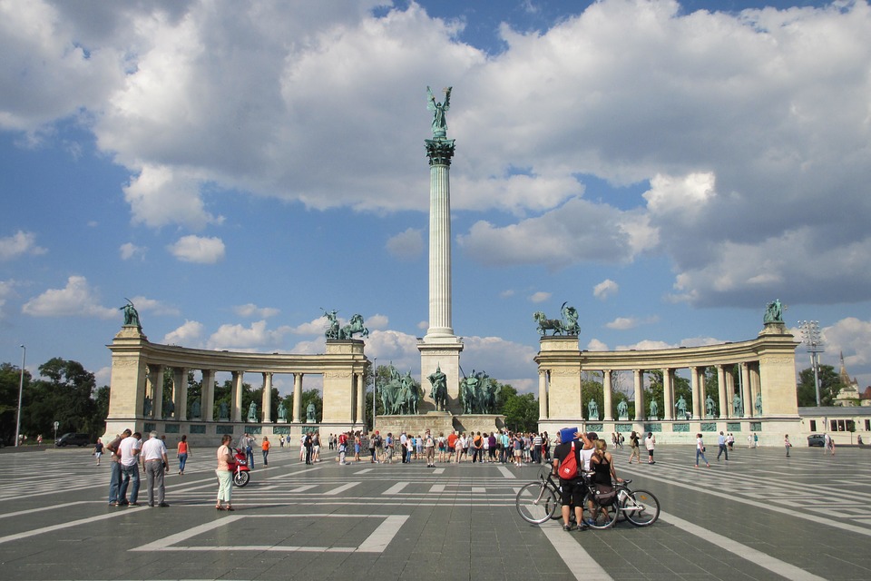 Praça dos Heróis na cidade de Budapeste