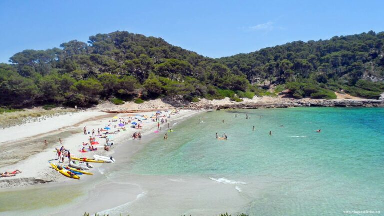 Frente da praia Trebalúger na ilha de Menorca