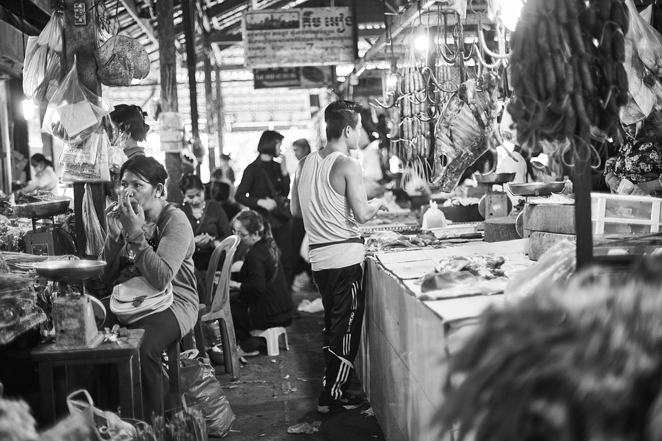 Cambojanos num mercado (foto a preto e branco)