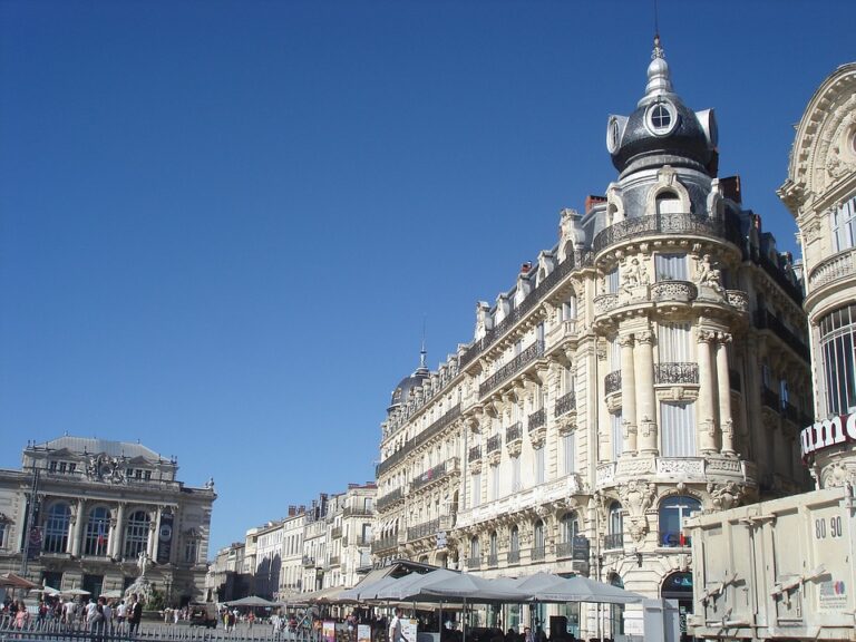 Uma das praças na cidade de Montpellier em França