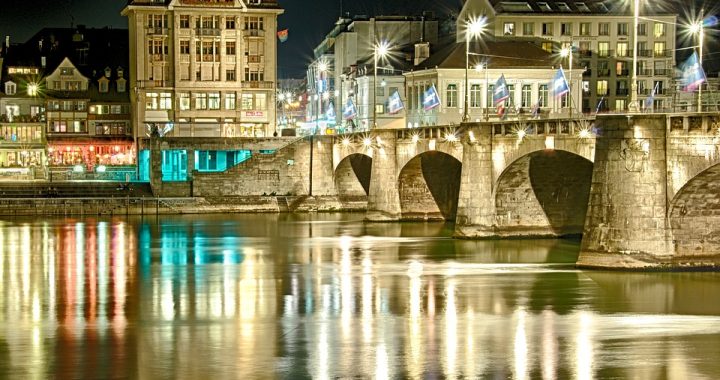 Basileia e o rio Reno iluminado à noite